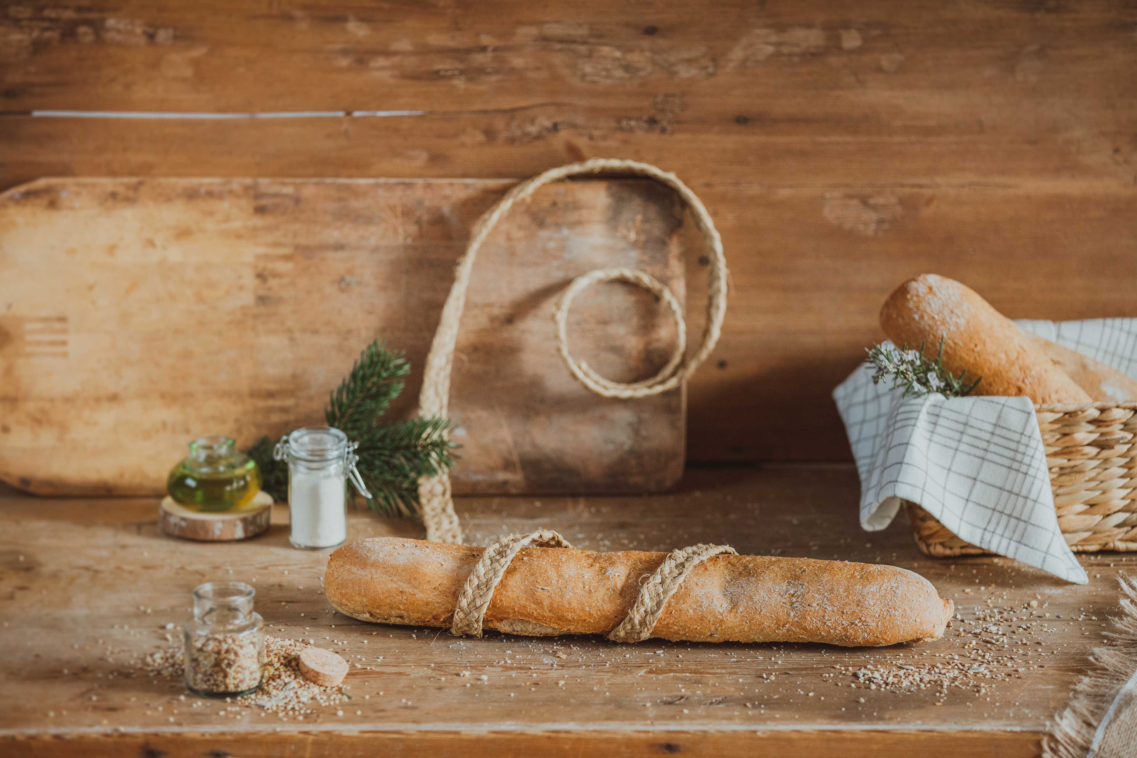 an con semillas de 500 g presentado en una mesa de madera con ingredientes frescos